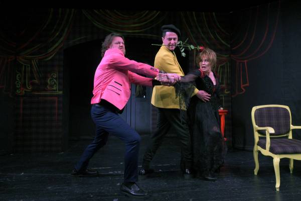 ЛЮБОВНИЦИ В ИЗЛИШЪК от Робин Хоудън