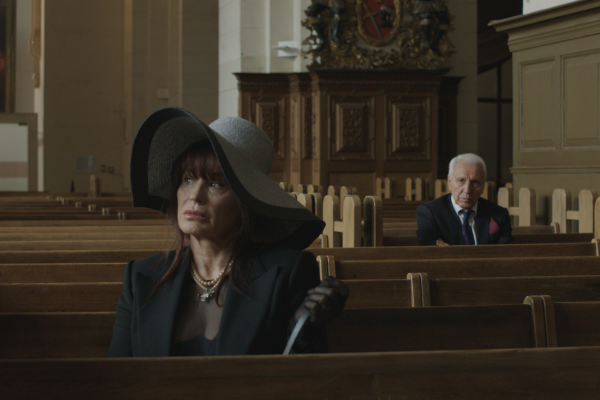 ОПАСНА КОМЕДИЯ