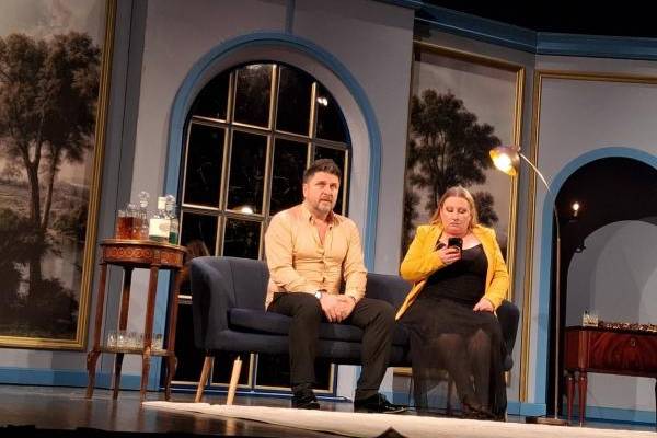 ДВАМА ЧИСТО ГОЛИ МЪЖЕ